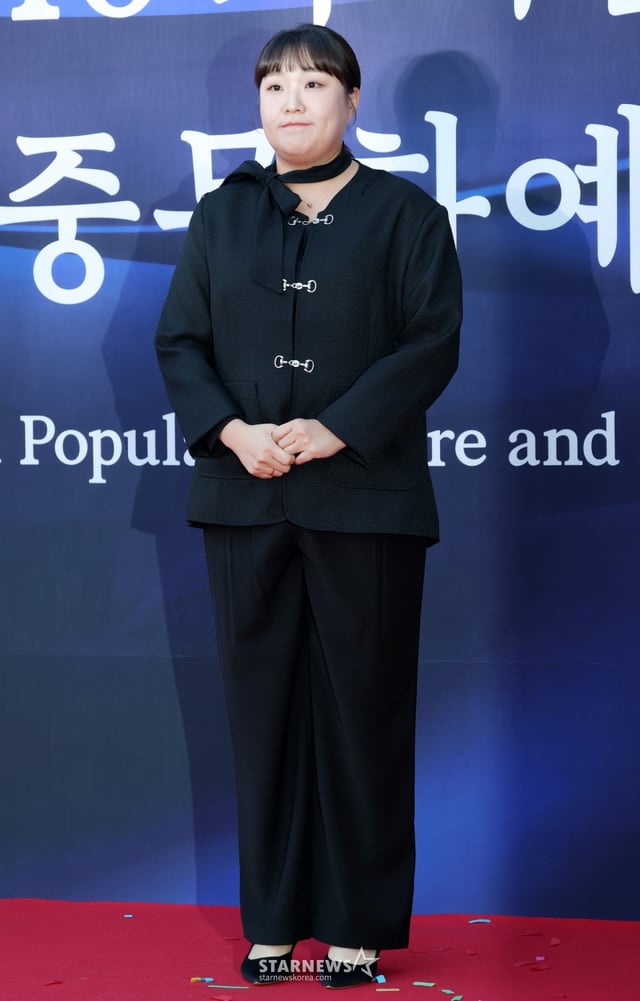 개그우먼 이수지가 23일 서울 중구 국립극장 해오름극장에서 진행된 '제16회 대한민국 대중문화예술상' 레드카펫에 참석해 포즈를 취하고 있다. /2025.10.23 /사진=김휘선 hwijpg@
