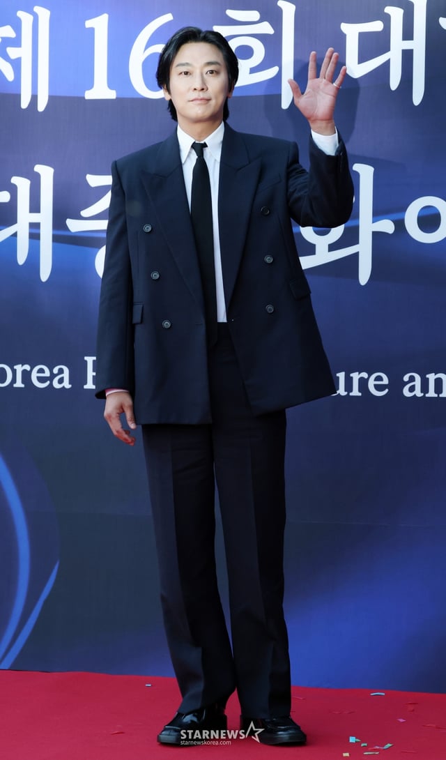 배우 주지훈이 23일 서울 중구 국립극장 해오름극장에서 진행된 '제16회 대한민국 대중문화예술상' 레드카펫에 참석해 포즈를 취하고 있다. /2025.10.23 /사진=김휘선 hwijpg@