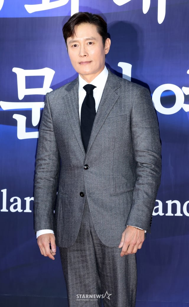 배우 이병헌이 23일 서울 중구 국립극장 해오름극장에서 진행된 '제16회 대한민국 대중문화예술상' 레드카펫에 참석해 포즈를 취하고 있다. /2025.10.23 /사진=김휘선 hwijpg@