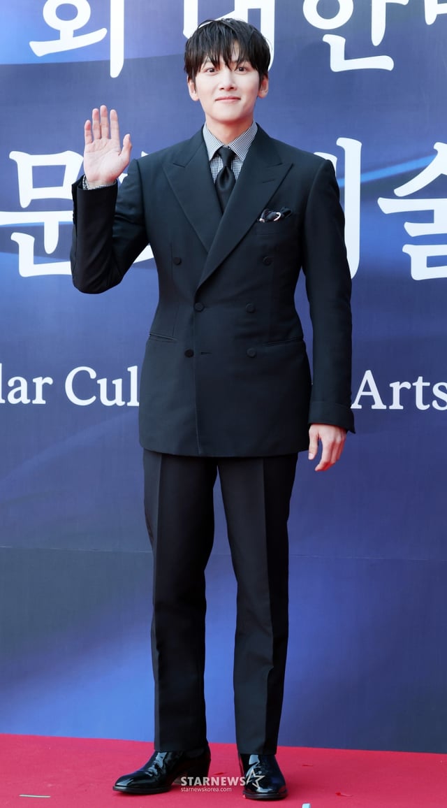배우 지창욱이 23일 서울 중구 국립극장 해오름극장에서 진행된 '제16회 대한민국 대중문화예술상' 레드카펫에 참석해 포즈를 취하고 있다. /2025.10.23 /사진=김휘선 hwijpg@