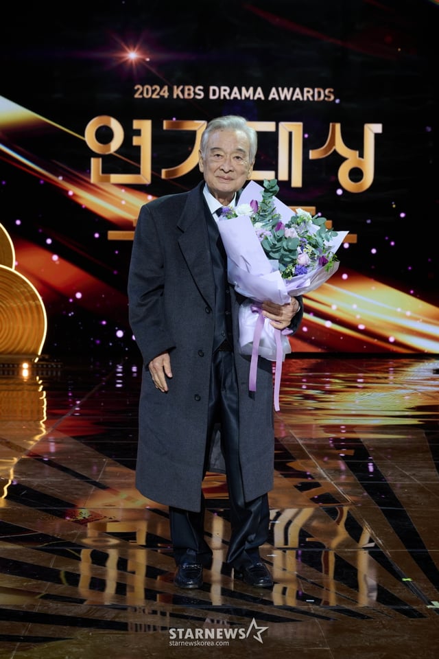 배우 이순재가 11일 오후 KBS 2TV에서 방송된 '2024 KBS 연기대상'에서 대상을 받은 뒤 포즈를 취하고 있다. '2024 KBS 연기대상'은 지난달 31일 서울 영등포구 여의도 KBS홀에서 MC 장성규, 소녀시대 서현, 문상민의 진행 아래 시상식이 꾸며졌다. 작년 12월 29일 무안공항 제주항공 여객기 참사 여파로 국가 애도 기간이 선포됨에 따라 추모 물결에 동참, 예정된 생중계를 취소하고 방송을 한 해 미뤘다. / 사진제공=KBS /사진=김창현 chmt@