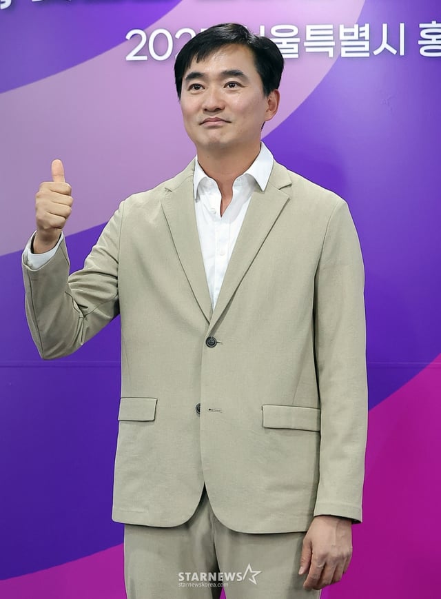(서울=뉴스1) 김진환 기자 = 배우 김석훈이 17일 오전 서울특별시청에서 열린 ‘2025 서울특별시 홍보대사 위촉식’에서 포즈를 취하고 있다. 2025.6.17/뉴스1 Copyright © 뉴스1. All rights reserved. 무단 전재 및 재배포, AI학습 이용 금지. /사진=(서울=뉴스1) 김진환 기자