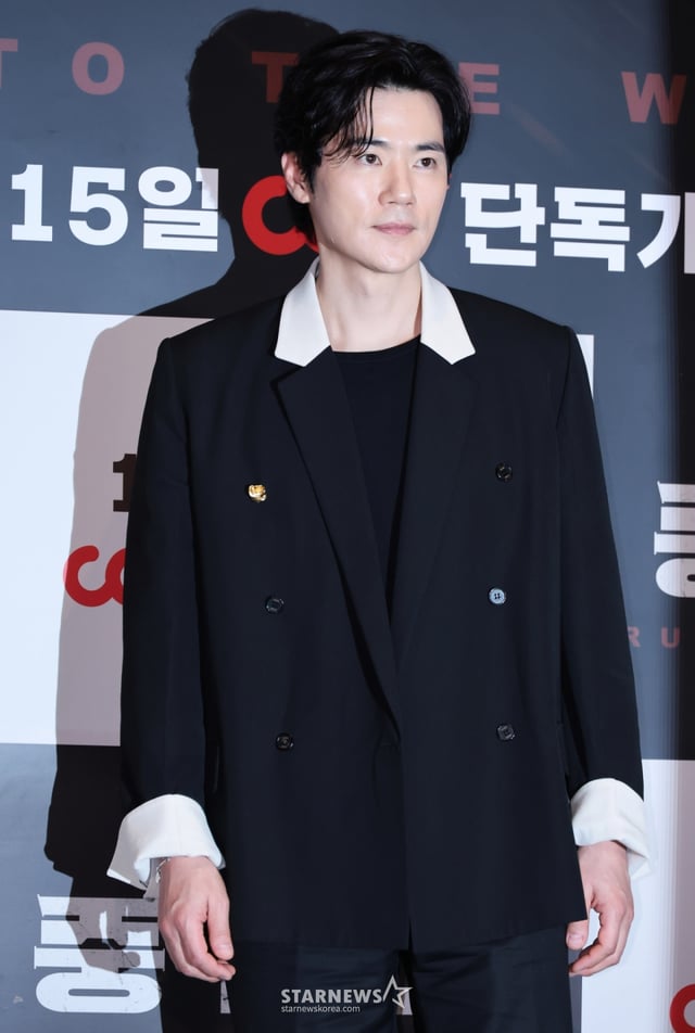 배우 김강우가 13일 오후 서울 CGV용산아이파크몰에서 진행된 영화 ‘중간계’(감독 강윤성) 언론배급시사회 및 기자간담회에 참석해 포즈를 취하고 있다. 이승과 저승 사이의 공간에서 벌어지는 추격 액션 블록버스터로, 국내 최초로 AI 기술을 활용한 장편 상업 영화 '중간계'는 오는 15일 개봉한다. /2025.10.13 /사진=이동훈 photoguy@