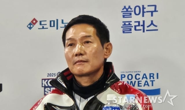 LG 염경엽 감독이 25일 서울 잠실야구장에서 열린 2025 KBO 포스트시즌 한국시리즈 미디어데이에 나섰다. /사진=강영조 선임기자