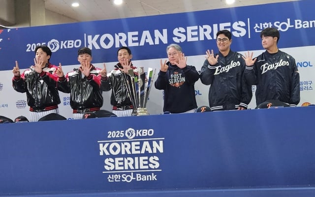 25일 서울 잠실야구장에서 열린 2025 KBO 포스트시즌 한국시리즈 미디어데이에서 LG와 한화 양 팀 참가자들이 각자 몇 차전에서 끝날지 손가락으로 표현했다. 왼쪽부터 LG 임찬규, 박해민, 염경엽 감독은 6차전을 이야기했고, 한화 김경문 감독은 7차전, 채은성과 정우주는 5차전을 예상했다. /사진=강영조 선임기자