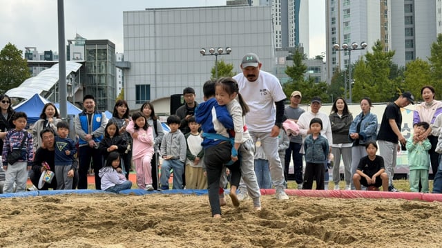 신봉동나눔축제 '길거리 씨름 한 판' 씨름체험교실 중. /사진=대한씨름협회 제공