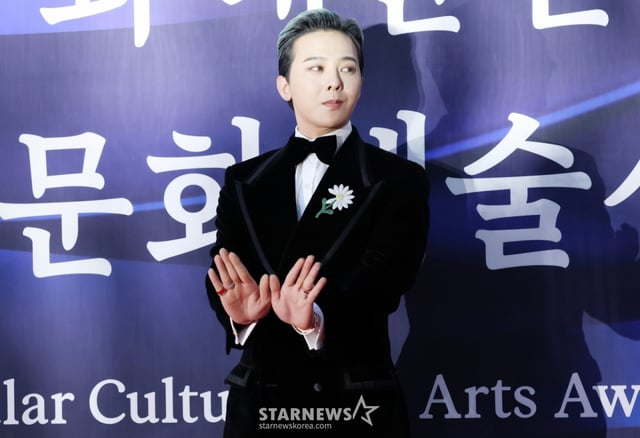 가수 지드래곤이 23일 서울 중구 국립극장 해오름극장에서 진행된 '제16회 대한민국 대중문화예술상' 레드카펫에 참석해 포즈를 취하고 있다. /2025.10.23 /사진=김휘선 hwijpg@