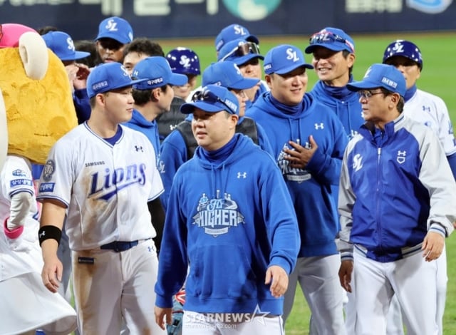 박진만 삼성 감독(맨 앞)이 2025 KBO 준플레이오프 4차전 승리 후 팬들에게 인사하고 있다. /사진=강영조 선임기자