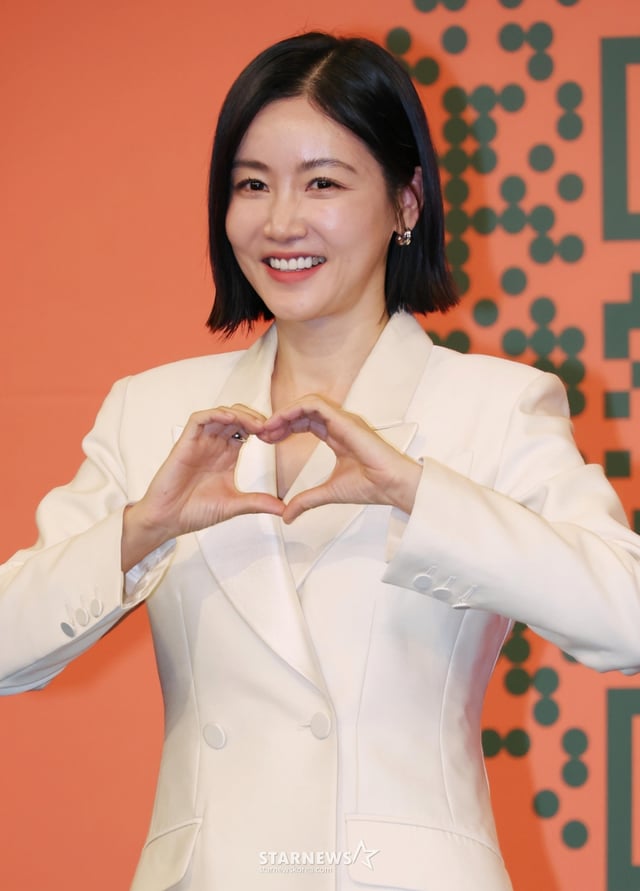 배우 황우슬혜가 27일 오전 서울 여의도 KBS에서 진행된 2TV 예능 '누난 내게 여자야' 제작발표회에 참석해 포즈를 취하고 있다. 나이 차이라는 현실의 벽을 넘어 사랑 앞에 과감하고 솔직한 연상연하 남녀들의 도발적이고 진솔한 연애세포 재생 리얼리티 '누난 내게 여자야'는 오늘(27일) 첫 방송된다. /2025.10.27 /사진=이동훈 photoguy@