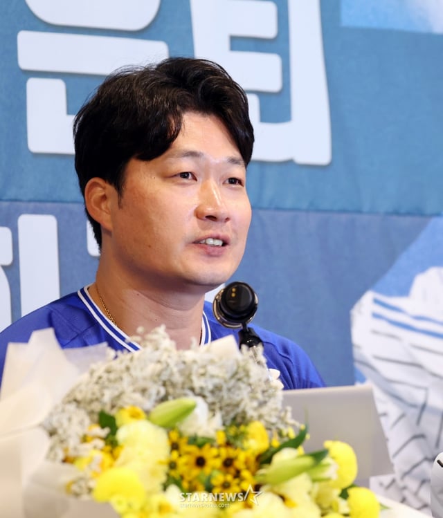 돌직구로 한국프로야구를 호령했던 삼성 오승환이 전격적으로 은퇴를 선언했다. 전날 은퇴발표를 한 오승환이 7일 오후 인천 송도의 오라카이호텔에서 기자회견을 열고 은퇴 소회와 향후 계획에 대해 밝히고 있다. 2025.08.07. 돌직구로 한국프로야구를 호령했던 삼성 오승환이 전격적으로 은퇴를 선언했다. 전날 은퇴발표를 한 오승환이 7일 오후 인천 송도의 오라카이호텔에서 기자회견을 열고 은퇴 소회와 향후 계획에 대해 밝히고 있다. 2025.08.07. /사진=강영조 cameratalks@