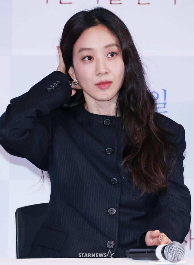 배우 정려원이 27일 오후 서울 CGV용산아이파크몰에서 진행된 영화 '하얀 차를 탄 여자'(감독 고혜진) 언론배급시사회 및 기자간담회에 참석해 질문에 답하고 있다. 의문의 사고를 당한 언니와 함께 병원에 나타난 위태로운 여자(정려원 분)와 이들 뒤에 숨겨진 진실을 파헤치려는 형사(이정은 분)의 이야기를 그린 미스터리 심리 스릴러 '하얀 차를 탄 여자'는 오는 29일 개봉한다. /2025.10.27 /사진=이동훈 photoguy@