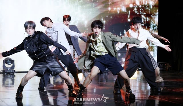 그룹 템페스트가 27일 서울 강남구 일지아트홀에서 진행된 일곱 번째 미니앨범 'As I am' 발매 기념 쇼케이스에서 멋진 무대를 선보이고 있다. /2025.10.27 /사진=김휘선 hwijpg@