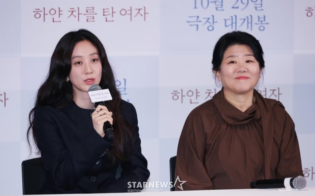 배우 정려원, 이정은이 27일 오후 서울 CGV용산아이파크몰에서 진행된 영화 '하얀 차를 탄 여자'(감독 고혜진) 언론배급시사회 및 기자간담회에 참석해 질문에 답하고 있다.  의문의 사고를 당한 언니와 함께 병원에 나타난 위태로운 여자(정려원 분)와 이들 뒤에 숨겨진 진실을 파헤치려는 형사(이정은 분)의 이야기를 그린 미스터리 심리 스릴러 '하얀 차를 탄 여자'는 오는 29일 개봉한다. /2025.10.27 /사진=이동훈 photoguy@
