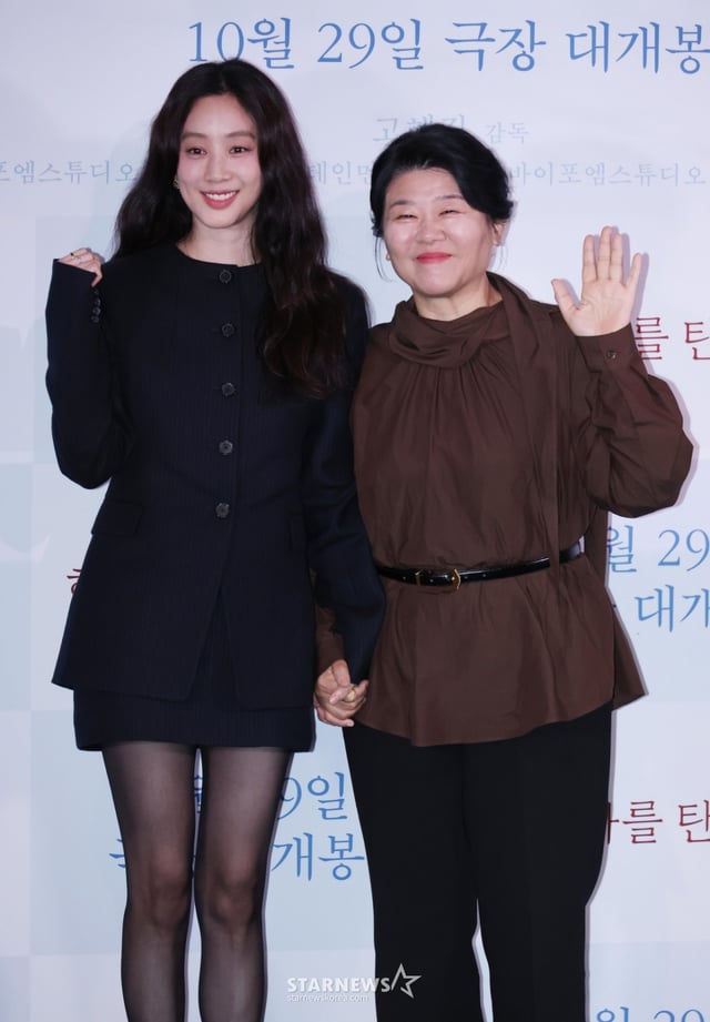 배우 정려원, 이정은이 27일 오후 서울 CGV용산아이파크몰에서 진행된 영화 '하얀 차를 탄 여자'(감독 고혜진) 언론배급시사회 및 기자간담회에 참석해 포즈를 취하고 있다. 의문의 사고를 당한 언니와 함께 병원에 나타난 위태로운 여자(정려원 분)와 이들 뒤에 숨겨진 진실을 파헤치려는 형사(이정은 분)의 이야기를 그린 미스터리 심리 스릴러 '하얀 차를 탄 여자'는 오는 29일 개봉한다. /2025.10.27 /사진=이동훈 photoguy@
