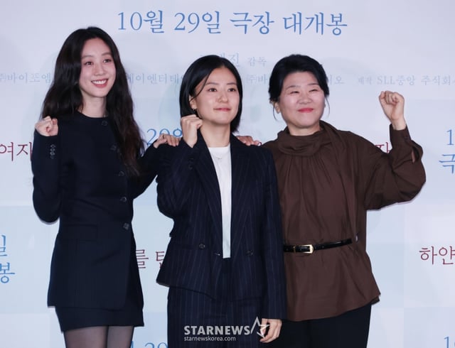 배우 정려원, 고혜진 감독, 배우 이정은이 27일 오후 서울 CGV용산아이파크몰에서 진행된 영화 '하얀 차를 탄 여자'(감독 고혜진) 언론배급시사회 및 기자간담회에 참석해 포즈를 취하고 있다. 의문의 사고를 당한 언니와 함께 병원에 나타난 위태로운 여자(정려원 분)와 이들 뒤에 숨겨진 진실을 파헤치려는 형사(이정은 분)의 이야기를 그린 미스터리 심리 스릴러 '하얀 차를 탄 여자'는 오는 29일 개봉한다. /2025.10.27 /사진=이동훈 photoguy@