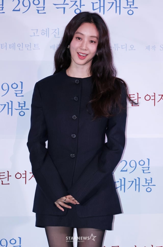 배우 정려원이 27일 오후 서울 CGV용산아이파크몰에서 진행된 영화 '하얀 차를 탄 여자'(감독 고혜진) 언론배급시사회 및 기자간담회에 참석해 포즈를 취하고 있다. 의문의 사고를 당한 언니와 함께 병원에 나타난 위태로운 여자(정려원 분)와 이들 뒤에 숨겨진 진실을 파헤치려는 형사(이정은 분)의 이야기를 그린 미스터리 심리 스릴러 '하얀 차를 탄 여자'는 오는 29일 개봉한다. /2025.10.27 /사진=이동훈 photoguy@