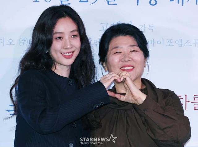 배우 정려원, 이정은이 27일 오후 서울 CGV용산아이파크몰에서 진행된 영화 '하얀 차를 탄 여자'(감독 고혜진) 언론배급시사회 및 기자간담회에 참석해 포즈를 취하고 있다. 의문의 사고를 당한 언니와 함께 병원에 나타난 위태로운 여자(정려원 분)와 이들 뒤에 숨겨진 진실을 파헤치려는 형사(이정은 분)의 이야기를 그린 미스터리 심리 스릴러 '하얀 차를 탄 여자'는 오는 29일 개봉한다. /2025.10.27 /사진=이동훈 photoguy@