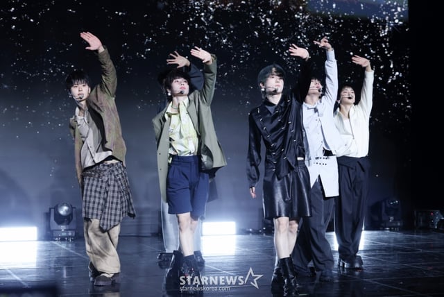 그룹 템페스트가 27일 서울 강남구 일지아트홀에서 진행된 일곱 번째 미니앨범 'As I am' 발매 기념 쇼케이스에서 멋진 무대를 선보이고 있다. /2025.10.27 /사진=김휘선 hwijpg@