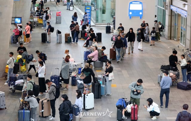 [인천공항=뉴시스] 김혜진 기자 = 10일 인천국제공항 제1터미널 버스 정류장이 추석 명절 연휴 여행을 마치고 귀국한 여행객 등으로 붐비고 있다. 2025.10.10. jini@newsis.com /사진=김혜진