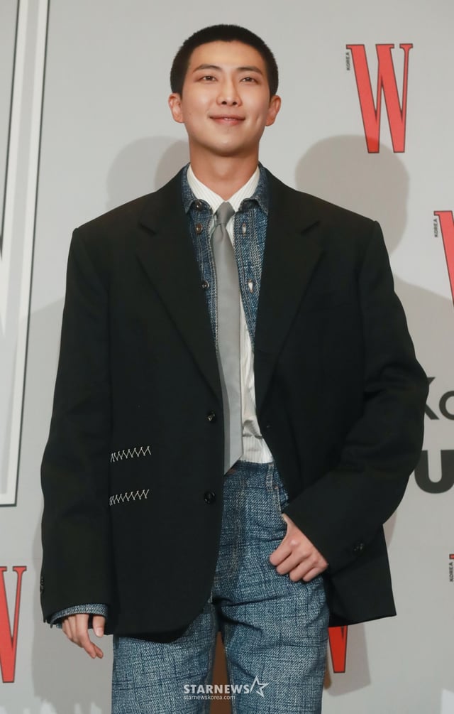 방탄소년단 RM이 24일 오후 서울 포시즌스호텔에서 진행된 제18회 유방암 인식 향상 캠페인 'W Korea'에 참석해 포즈를 취하고 있다. /2023.11.24 /사진=이동훈