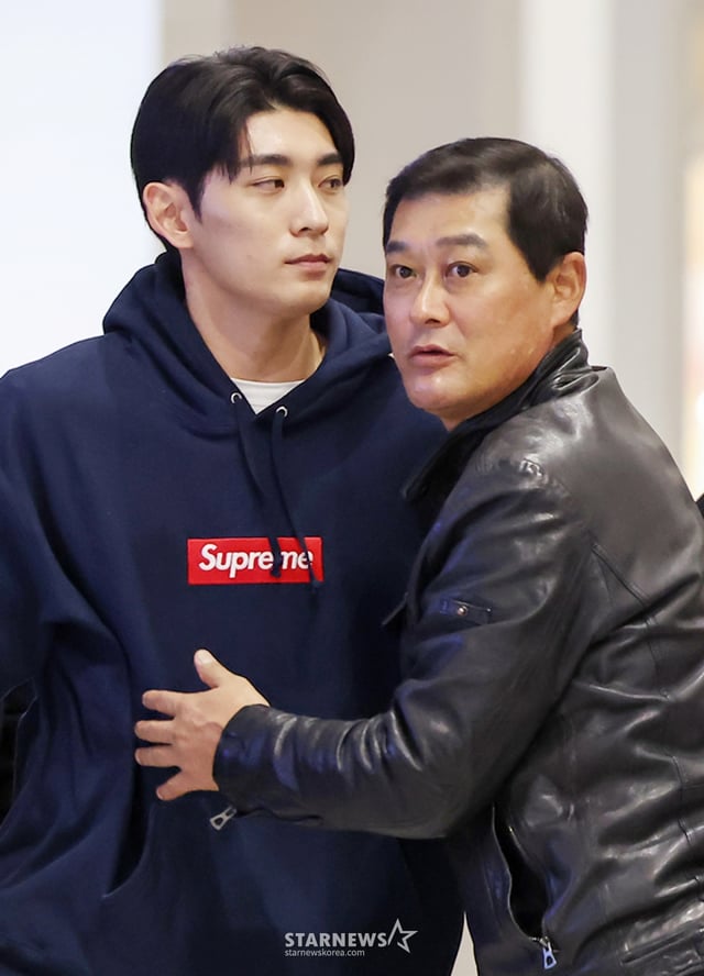 (인천공항=뉴스1) 민경석 기자 = 미국 메이저리그(MLB) 샌프란시스코 자이언츠에서 두 번째 시즌을 시작하는 이정후가 13일 오후 인천국제공항을 통해 출국하며 아버지 이종범과 포옹하고 있다.   팀 스프링캠프 일정보다 빠르게 미국으로 출국하는 이정후는 새 시즌을 위한 본격적인 담금질에 돌입한다. 2025.1.13/뉴스1  Copyright © 뉴스1. All rights reserved. 무단 전재 및 재배포,  AI학습 이용 금지. /사진=(인천공항=뉴스1) 민경석 기자