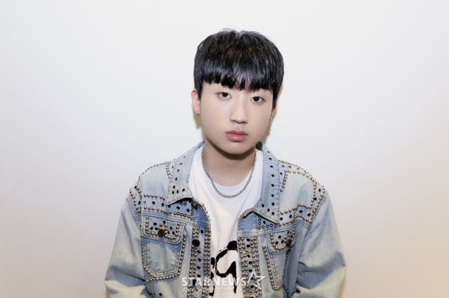 가수 디아크(D.Ark)가 13일 오후 온라인 생중계로 진행된 'EP1 GENIUS' 앨범 발매 쇼케이스에 앞서 포즈를 취하고 있다. /사진제공=피네이션 2021.05.13