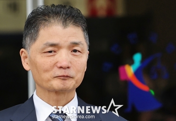 카카오 창업자 김범수 경영쇄신위원장이 21일 서울 양천구 서울남부지방법원에서 열린 자본시장법 위반 1심 선고 공판에서 무죄를 선고받은 후 심경을 밝히고 있다. 서울남부지법 형사합의15부(재판장 양환승)는 SM엔터테인먼트 시세를 조종한 혐의로 구속 기소된 김 창업자에게 “검찰에서는 은밀한 경영권 인수가 진행됐다고 주장하지만 이 주장을 받아들이기 어렵다”며 무죄를 선고했다. 2025.10.21/뉴스1 Copyright © 뉴스1. All rights reserved. 무단 전재 및 재배포, AI학습 이용 금지. /사진=(서울=뉴스1) 오대일 기자