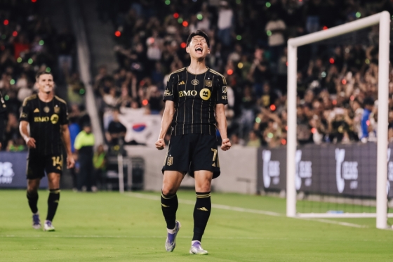 손흥민(오른쪽)이 지난달 미국 캘리포니아주 LA의 BMO 스타디움에서 열린 2025 미국프로축구(MLS) 정규리그 홈경기에서 왼발 중거리 슈팅으로 득점 후 포효하고 있다. /사진=로스앤젤레스FC(LAFC) 공식 사회관계망서비스(SNS)