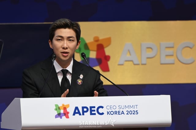 [경주=뉴시스] 추상철 기자 = 그룹 BTS의 RM(김남준)이 29일 경북 경주예술의전당에서 열린 아시아태평양경제협력체(APEC) 정상회의 최고경영자(CEO) 서밋(Summit)에 참석해 'APEC 지역 내 문화산업과 K-컬쳐 소프트파워'를 주제로 연설하고 있다. (공동취재) 2025.10.29. photo@newsis.com /사진=류현주