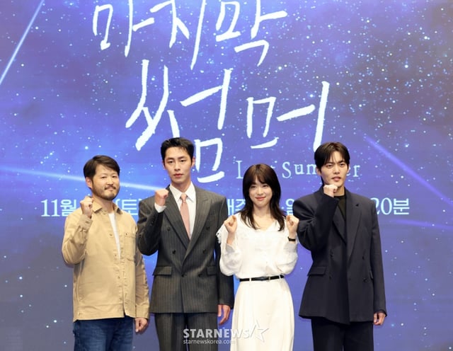 민연홍 감독, 배우 이재욱, 최성은, 김건우가 29일 서울 영등포구 더세인트에서 진행된 KBS 2TV 토일드라마 '마지막 썸머' 제작발표회에 참석해 포즈를 취하고 있다. /2025.10.29 /사진=김휘선 hwijpg@