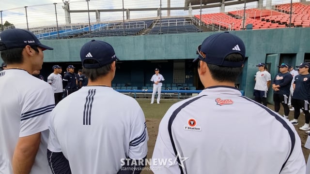 김원형(가운데) 신임 두산 베어스 감독이 29일 일본 미야자키 아이비 스타디움에서 첫 상견례 시간에 선수단에 메시지를 전하고 있다. /사진=김우종 기자
