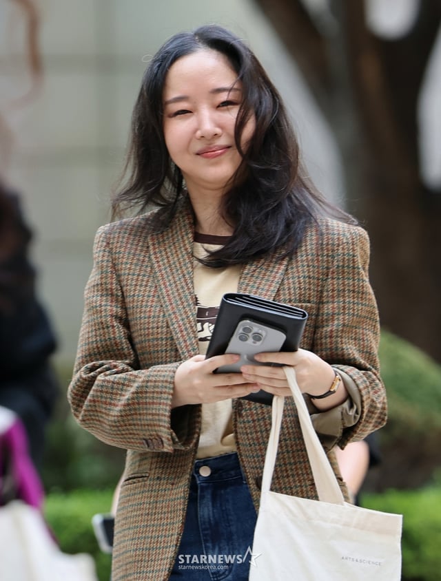 (서울=뉴스1) 오대일 기자 = 민희진 전 어도어 대표가 11일 오후 서울 서초구 서울중앙지방법원에서 열린 하이브와의 풋옵션 행사 관련 주식매매대금 청구 소송 2차 변론기일에 출석하고 있다. 2025.9.11/뉴스1 Copyright © 뉴스1. All rights reserved. 무단 전재 및 재배포, AI학습 이용 금지. /사진=(서울=뉴스1) 오대일 기자