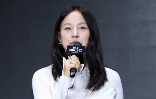 [서울=뉴시스] 김혜진 기자 = 가수 이효리가 1일 오후 서울 광진구 풀만 앰버서더 서울 이스트폴에서 열린 쿠팡플레이 새 예능 프로그램 '저스트 메이크업' 제작발표회에서 인사말을 하고 있다. 2025.10.01. jini@newsis.com /사진=김혜진