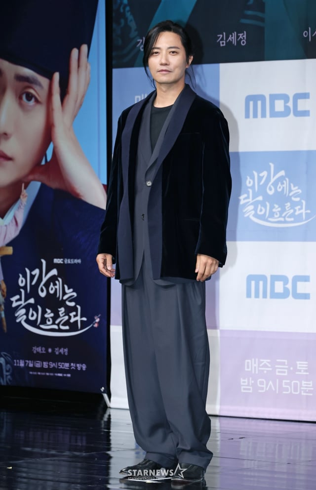 배우 진구가 30일 오전 서울 마포구 상암동 MBC 사옥에서 진행된 금토드라마 '이강에는 달이 흐른다' 제작발표회에 참석해 포즈를 취하고 있다. 웃음을 잃은 세자와 기억을 잃은 부보상의 영혼 체인지 역지사지(易地四肢) 로맨스 판타지 사극 '이강에는 달이 흐른다'는 11월 7일 첫 방송된다. /2025.10.30 /사진=이동훈 photoguy@