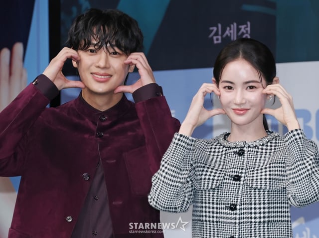 배우 이신영, 홍수주가 30일 오전 서울 마포구 상암동 MBC 사옥에서 진행된 금토드라마 '이강에는 달이 흐른다' 제작발표회에 참석해 포즈를 취하고 있다. 웃음을 잃은 세자와 기억을 잃은 부보상의 영혼 체인지 역지사지(易地四肢) 로맨스 판타지 사극 '이강에는 달이 흐른다'는 11월 7일 첫 방송된다. /2025.10.30 /사진=이동훈 photoguy@