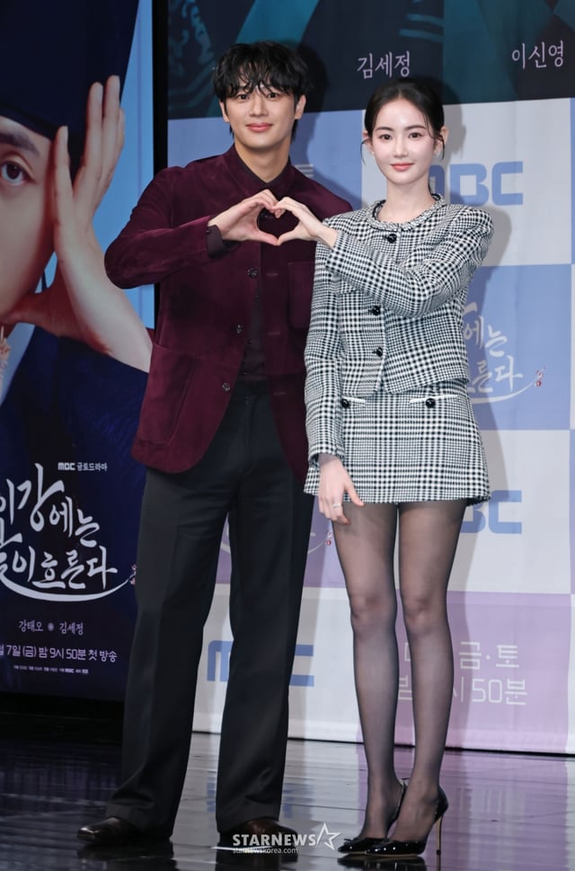배우 이신영, 홍수주가 30일 오전 서울 마포구 상암동 MBC 사옥에서 진행된 금토드라마 '이강에는 달이 흐른다' 제작발표회에 참석해 포즈를 취하고 있다. 웃음을 잃은 세자와 기억을 잃은 부보상의 영혼 체인지 역지사지(易地四肢) 로맨스 판타지 사극 '이강에는 달이 흐른다'는 11월 7일 첫 방송된다. /2025.10.30 /사진=이동훈 photoguy@