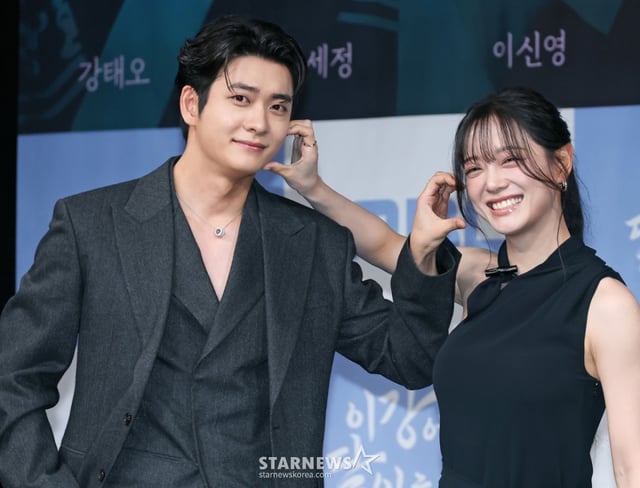 배우 강태오, 김세정이 30일 오전 서울 마포구 상암동 MBC 사옥에서 진행된 금토드라마 '이강에는 달이 흐른다' 제작발표회에 참석해 포즈를 취하고 있다. 웃음을 잃은 세자와 기억을 잃은 부보상의 영혼 체인지 역지사지(易地四肢) 로맨스 판타지 사극 '이강에는 달이 흐른다'는 11월 7일 첫 방송된다. /2025.10.30 /사진=이동훈 photoguy@