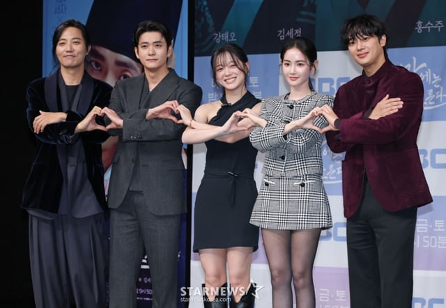 배우 진구, 강태오, 김세정, 홍수주, 이신영이 30일 오전 서울 마포구 상암동 MBC 사옥에서 진행된 금토드라마 '이강에는 달이 흐른다' 제작발표회에 참석해 포즈를 취하고 있다. 웃음을 잃은 세자와 기억을 잃은 부보상의 영혼 체인지 역지사지(易地四肢) 로맨스 판타지 사극 '이강에는 달이 흐른다'는 11월 7일 첫 방송된다. /2025.10.30 /사진=이동훈 photoguy@