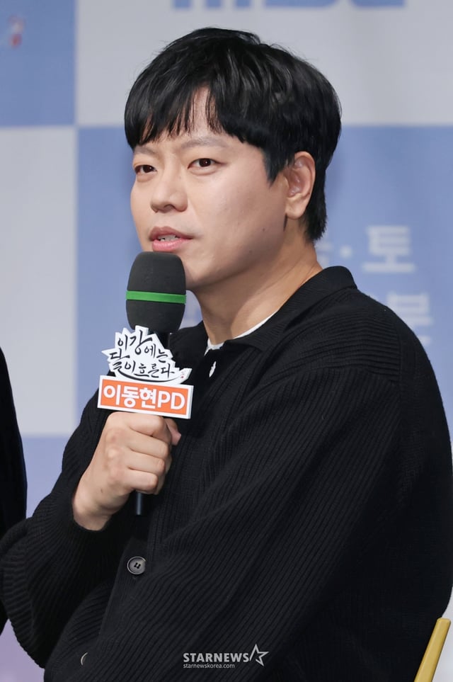 이동현 PD가 30일 오전 서울 마포구 상암동 MBC 사옥에서 진행된 금토드라마 '이강에는 달이 흐른다' 제작발표회에 참석해 질문에 답하고 있다. 웃음을 잃은 세자와 기억을 잃은 부보상의 영혼 체인지 역지사지(易地四肢) 로맨스 판타지 사극 '이강에는 달이 흐른다'는 11월 7일 첫 방송된다. /2025.10.30 /사진=이동훈 photoguy@