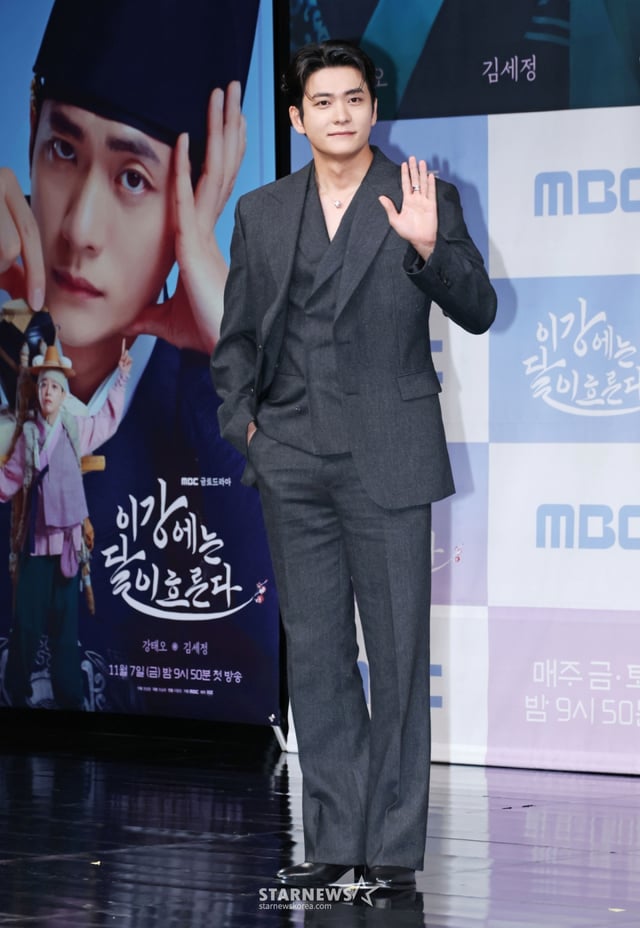 배우 강태오가 30일 오전 서울 마포구 상암동 MBC 사옥에서 진행된 금토드라마 '이강에는 달이 흐른다' 제작발표회에 참석해 포즈를 취하고 있다. 웃음을 잃은 세자와 기억을 잃은 부보상의 영혼 체인지 역지사지(易地四肢) 로맨스 판타지 사극 '이강에는 달이 흐른다'는 11월 7일 첫 방송된다. /2025.10.30 /사진=이동훈 photoguy@