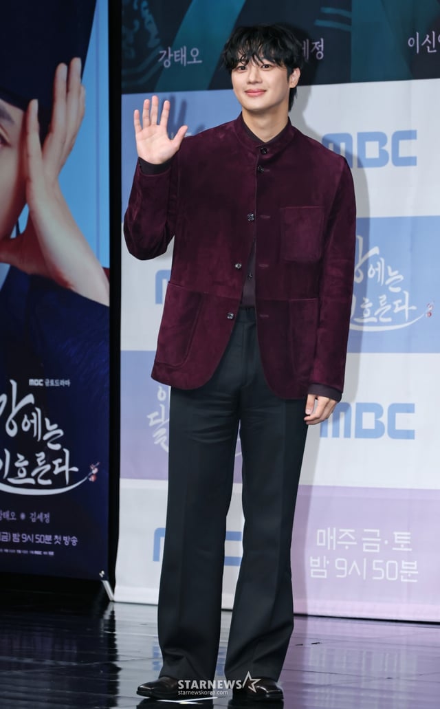 배우 이신영이 30일 오전 서울 마포구 상암동 MBC 사옥에서 진행된 금토드라마 '이강에는 달이 흐른다' 제작발표회에 참석해 포즈를 취하고 있다. 웃음을 잃은 세자와 기억을 잃은 부보상의 영혼 체인지 역지사지(易地四肢) 로맨스 판타지 사극 '이강에는 달이 흐른다'는 11월 7일 첫 방송된다. /2025.10.30 /사진=이동훈 photoguy@