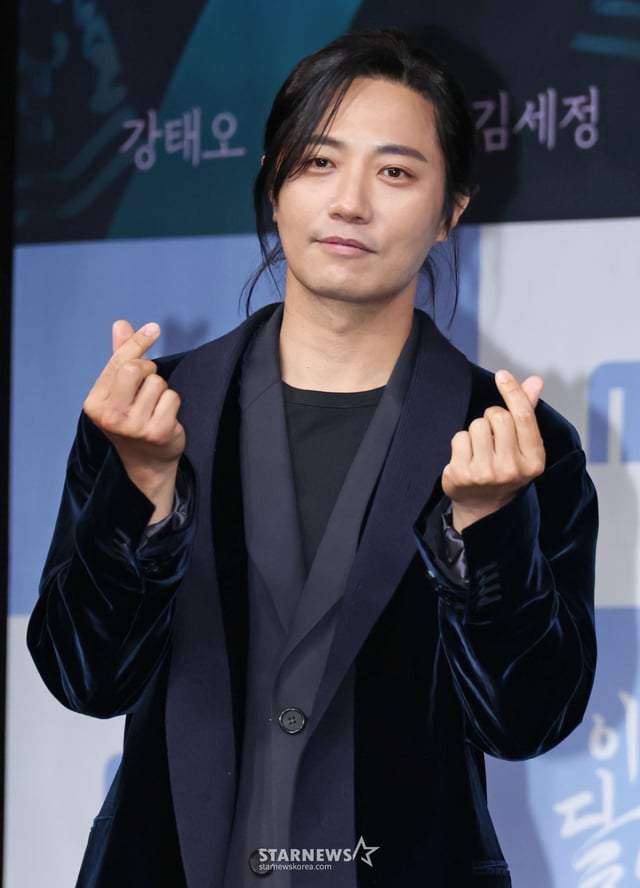 배우 진구가 30일 오전 서울 마포구 상암동 MBC 사옥에서 진행된 금토드라마 '이강에는 달이 흐른다' 제작발표회에 참석해 포즈를 취하고 있다. 웃음을 잃은 세자와 기억을 잃은 부보상의 영혼 체인지 역지사지(易地四肢) 로맨스 판타지 사극 '이강에는 달이 흐른다'는 11월 7일 첫 방송된다. /2025.10.30 /사진=이동훈 photoguy@