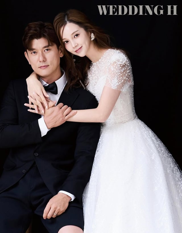 왼쪽부터 권기범 씨, 아이유 부부 /사진=웨딩H