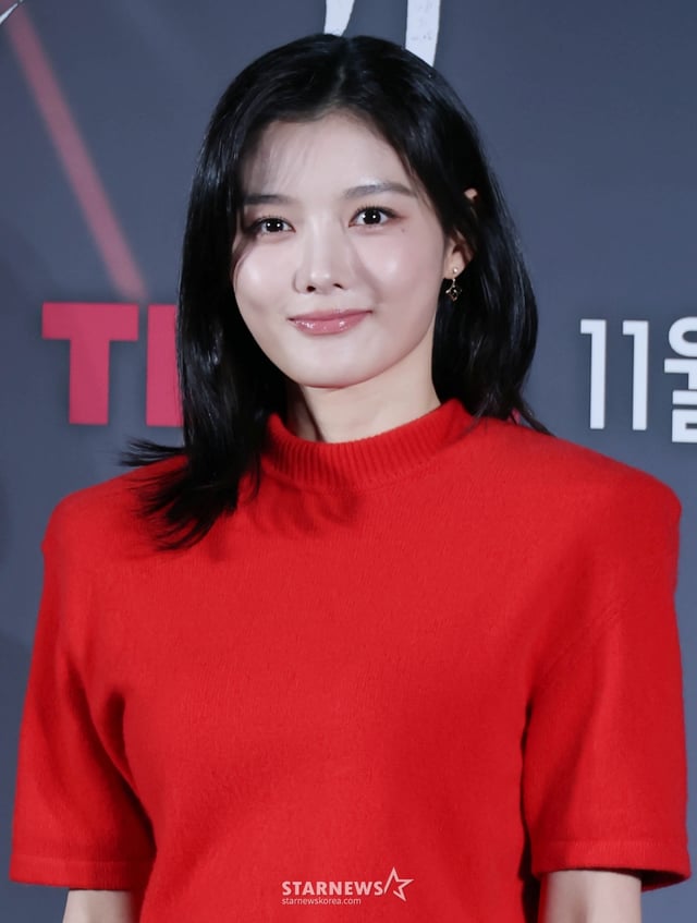 배우 김유정이 30일 오후 서울 CGV용산아이파크몰에서 진행된 티빙 오지지널 시리즈 '친애하는 X' 제작발표회에 참석해 포즈를 취하고 있다. 지옥에서 벗어나 가장 높은 곳으로 올라가기 위해 가면을 쓴 여자 '백아진' 그리고 그녀에게 잔혹하게 짓밟힌 X들의 이야기 '친애하는 X'는 11월 6일 공개된다. /2025.10.30 /사진=이동훈 photoguy@