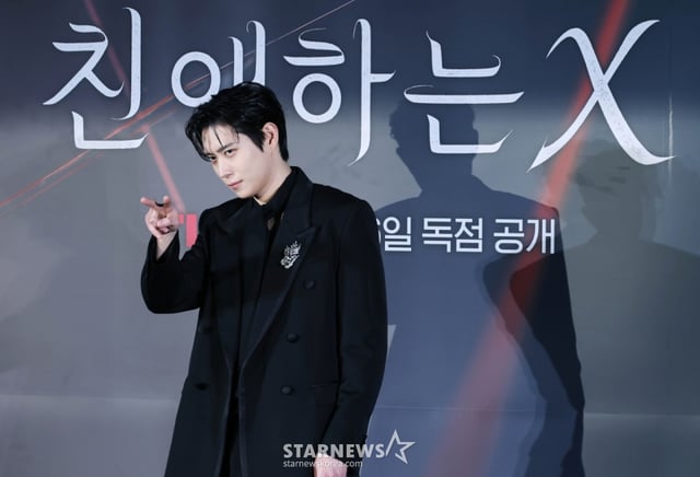 배우 김영대가 30일 오후 서울 CGV용산아이파크몰에서 진행된 티빙 오지지널 시리즈 '친애하는 X' 제작발표회에 참석해 포즈를 취하고 있다.  지옥에서 벗어나 가장 높은 곳으로 올라가기 위해 가면을 쓴 여자 '백아진' 그리고 그녀에게 잔혹하게 짓밟힌 X들의 이야기 '친애하는 X'는  11월 6일 공개된다. /2025.10.30 /사진=이동훈 photoguy@