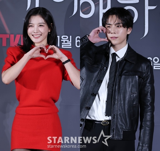 배우 배우 김유정, 김도훈이 30일 오후 서울 CGV용산아이파크몰에서 진행된 티빙 오지지널 시리즈 '친애하는 X' 제작발표회에 참석해 포즈를 취하고 있다. 지옥에서 벗어나 가장 높은 곳으로 올라가기 위해 가면을 쓴 여자 '백아진' 그리고 그녀에게 잔혹하게 짓밟힌 X들의 이야기 '친애하는 X'는 11월 6일 공개된다. /2025.10.30 /사진=이동훈 photoguy@