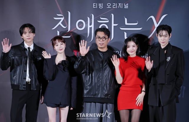 배우 김도훈, 이열음, 이응복 감독, 배우 김유정, 김영대가 30일 오후 서울 CGV용산아이파크몰에서 진행된 티빙 오지지널 시리즈 '친애하는 X' 제작발표회에 참석해 포즈를 취하고 있다. 지옥에서 벗어나 가장 높은 곳으로 올라가기 위해 가면을 쓴 여자 '백아진' 그리고 그녀에게 잔혹하게 짓밟힌 X들의 이야기 '친애하는 X'는 11월 6일 공개된다. /2025.10.30 /사진=이동훈 photoguy@