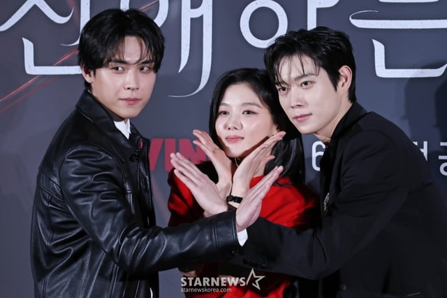 배우 김도훈, 김유정, 김영대가 30일 오후 서울 CGV용산아이파크몰에서 진행된 티빙 오지지널 시리즈 '친애하는 X' 제작발표회에 참석해 포즈를 취하고 있다. 지옥에서 벗어나 가장 높은 곳으로 올라가기 위해 가면을 쓴 여자 '백아진' 그리고 그녀에게 잔혹하게 짓밟힌 X들의 이야기 '친애하는 X'는 11월 6일 공개된다. /2025.10.30 /사진=이동훈 photoguy@