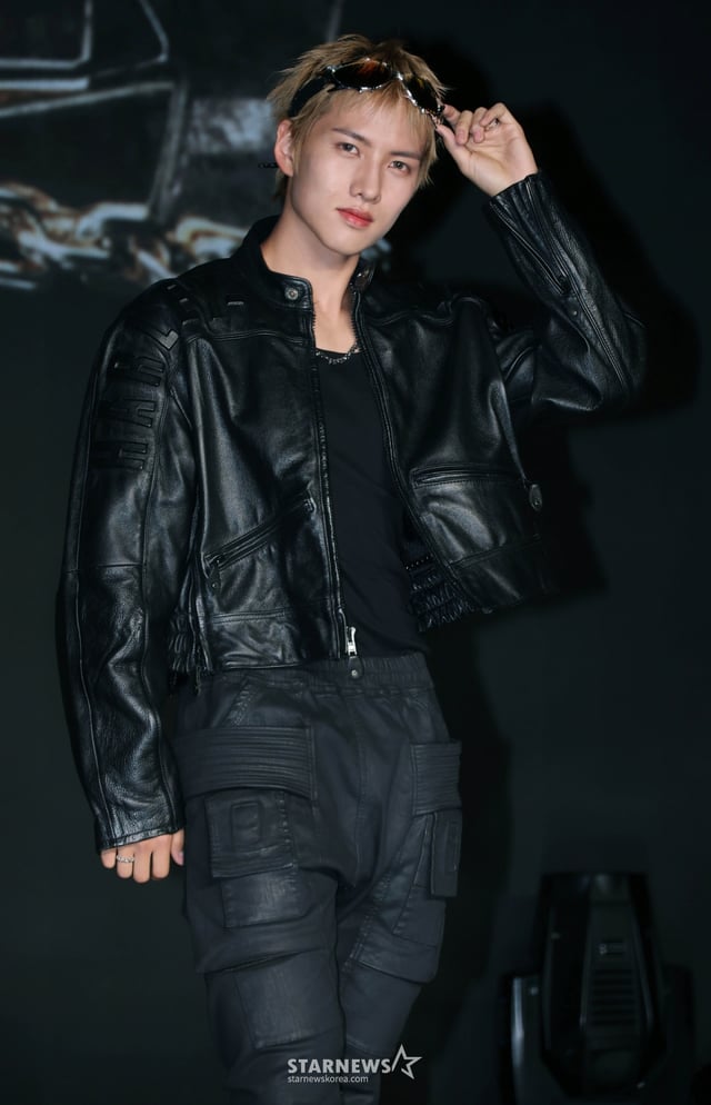그룹 82메이저(82MAJOR) 조성일이 30일 오후 서울 강남구 일지아트홀에서 진행된 미니 4집 ‘Trophy’(트로피) 발매기념 쇼케이스에서 포즈를 취하고 있다.  타이틀곡 '트로피'(TROPHY)는 중독적인 베이스 라인이 중심을 잡는 테크하우스 장르의 곡으로, 트로피를 차곡차곡 쌓아가겠다는 포부를 가사에 담아냈다. /2025.10.30 /사진=이동훈 photoguy@