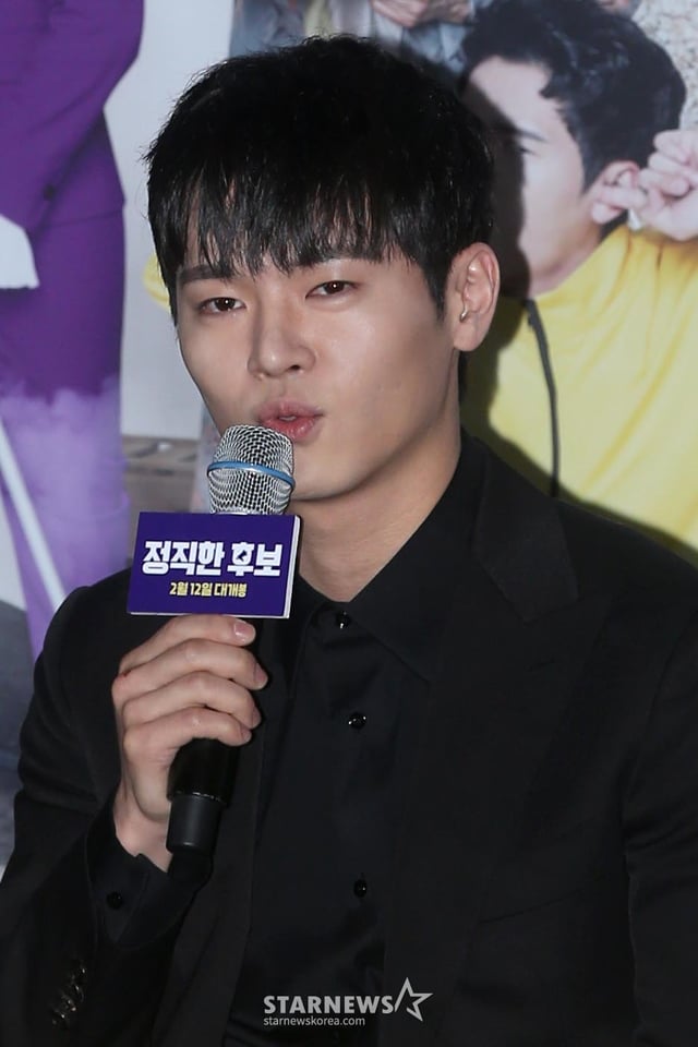 배우 장동주가 28일 오후 서울 CGV용산아이파크몰에서 열린 영화 '정직한 후보' 언론배급시사회에서 취재진 질문에 답하고 있다.